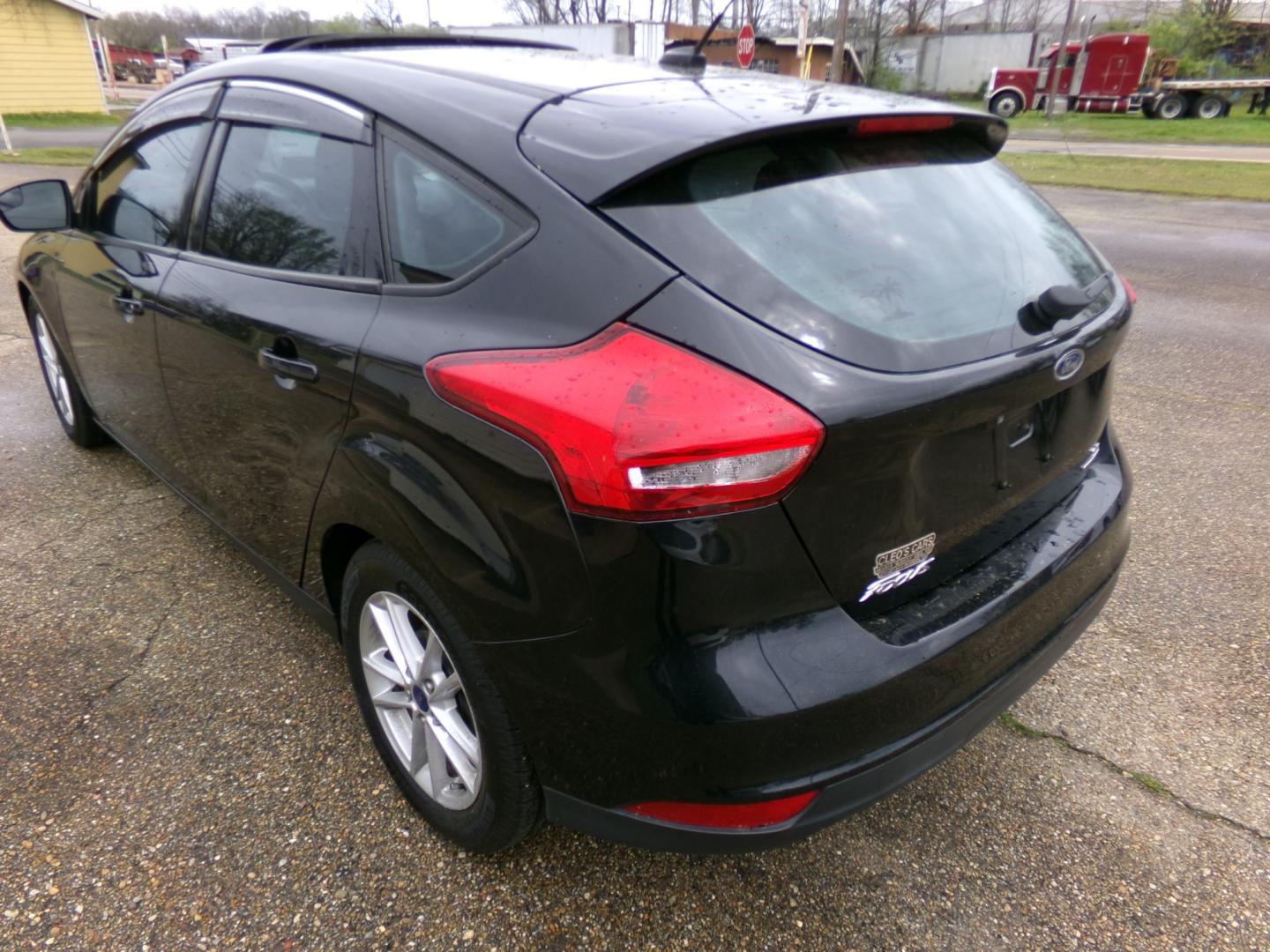 2015 Black /Black Ford Focus SE (1FADP3K27FL) , automatic transmission, located at 401 First NE, Bearden, AR, 71720, (870) 687-3414, 33.726528, -92.611519 - Photo#2